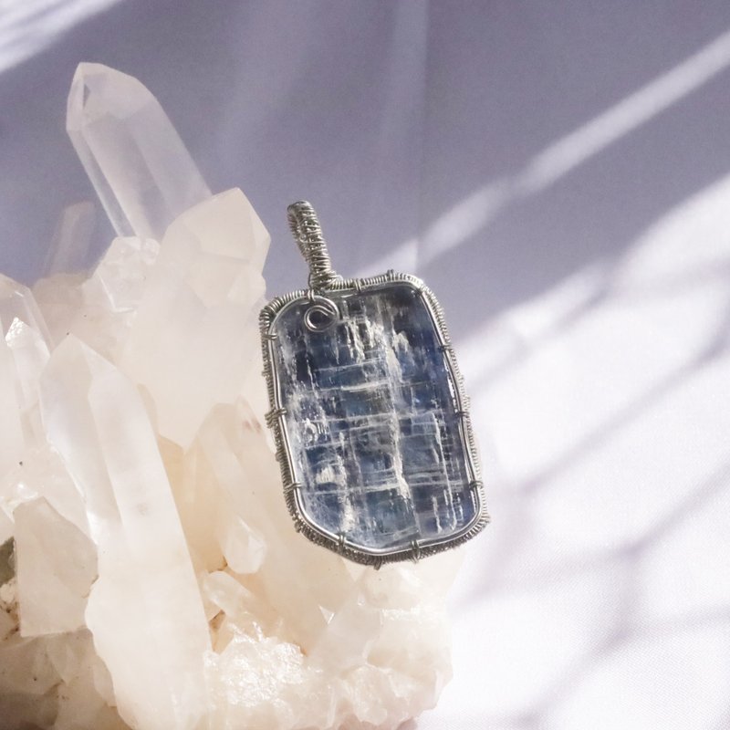 Stone pendant, Silver wire edge, translucent Stone metal braided pendant, hollow braided - สร้อยคอ - คริสตัล สีน้ำเงิน