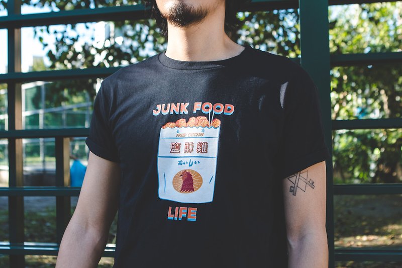 Deerhorn design / 鹿角 JUNK FOOD 鹽酥雞 T-shirt - 男 T 恤 - 棉．麻 黑色
