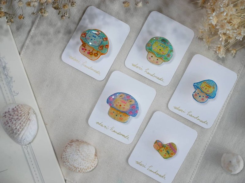 Mushroom series pure hand-painted illustration crystal resin pin - เข็มกลัด - เรซิน 