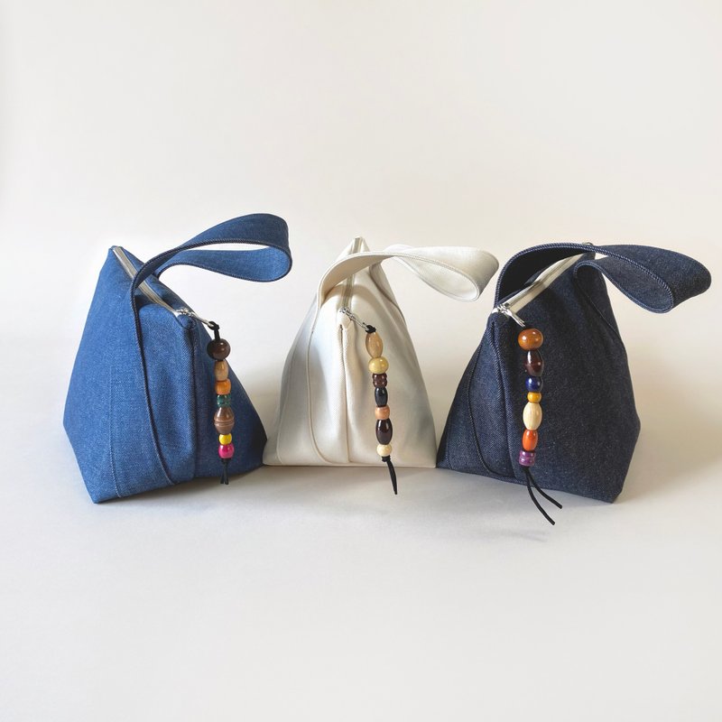 Denim one-handle mini bag with wood bead charm - กระเป๋าถือ - ผ้าฝ้าย/ผ้าลินิน 