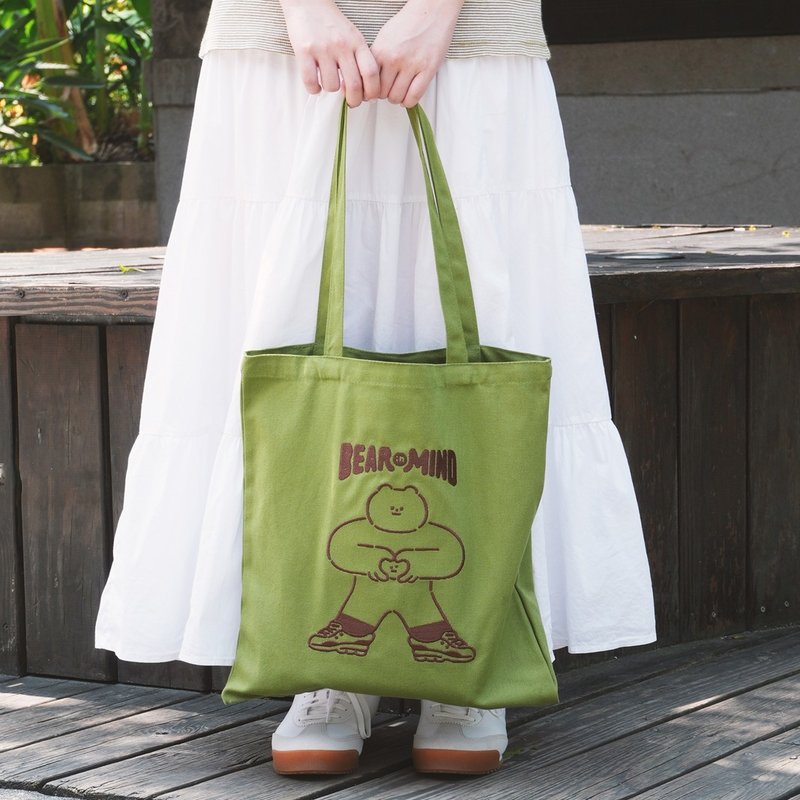 Embroidered Canvas Wombat Bear Bear Style - กระเป๋าถือ - ผ้าฝ้าย/ผ้าลินิน สีเขียว