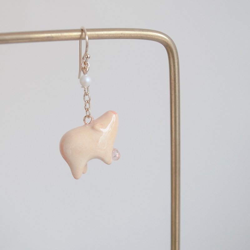 TeaTime  抱珠小豬  迎新年的萌豬  單只佩戴的萌點   耳環 耳夾 - 耳環/耳夾 - 黏土 
