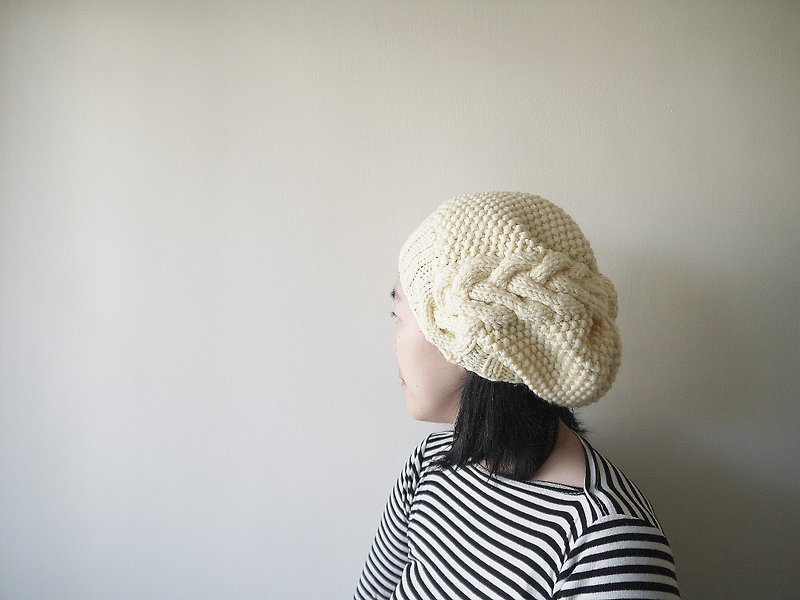 手作編織毛帽~ 美麗諾/寬鬆側邊麻花毛帽系列(米白) - 帽子 - 羊毛 白色