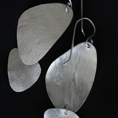 Stories of silver and silk Organic shapes dangling earrings with textured surface (E0179)