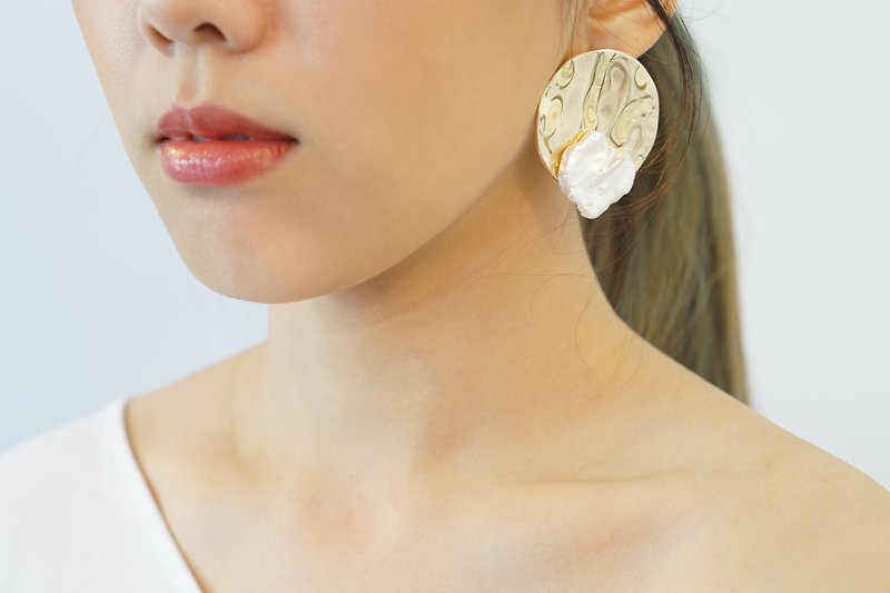 珍珠系列 -誇張金屬圓片天然珍珠耳環 - 耳環/耳夾 - 其他金屬 金色