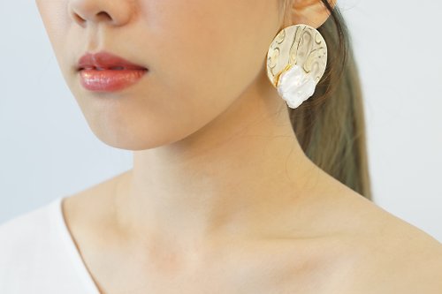 NoBeing 珍珠系列 -誇張金屬圓片天然珍珠耳環