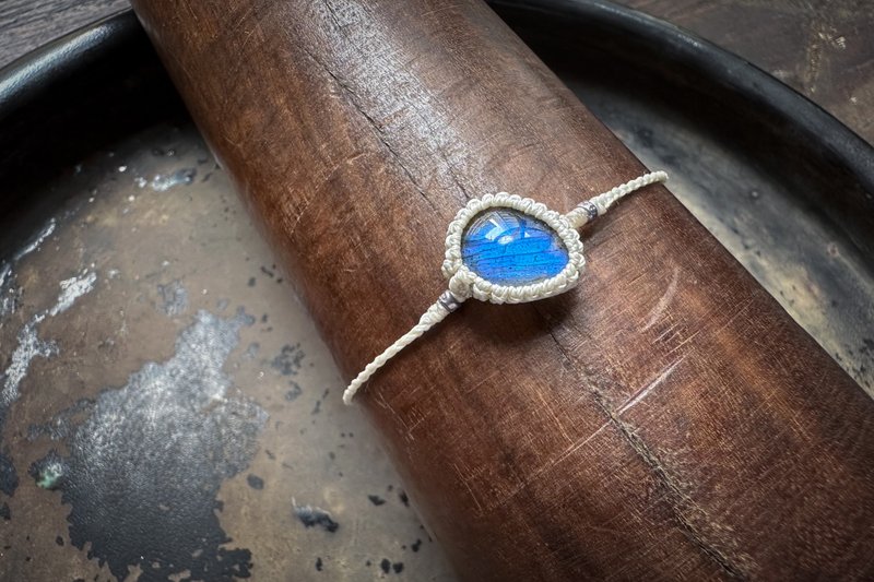 Blue light labradorite simple and fresh handmade micro-woven bracelet with adjustable effect - off-white Wax thread - สร้อยข้อมือ - คริสตัล ขาว