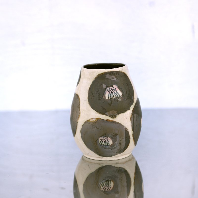 ブロンズ釉による椿花の花瓶 - 花瓶/花器 - 陶 黑色