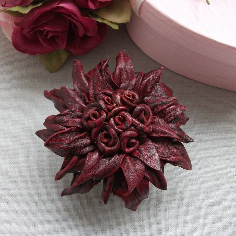 Brooch Burgundy chrysanthemum made of genuine leather - เข็มกลัด - หนังแท้ สีม่วง