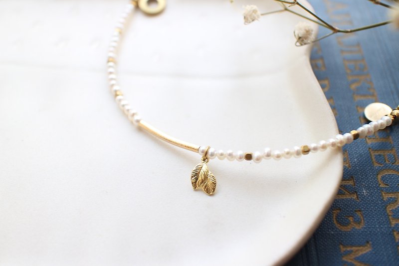 The leaf on the snow-Pearls/brass handmade bracelet - Bracelets - Other Metals 