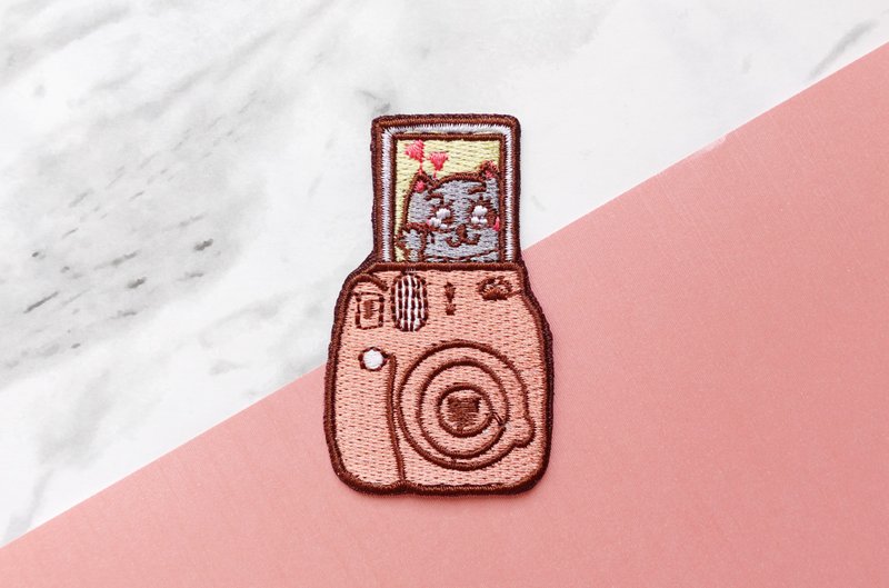 Xiaotong Painting Collection-Cat Polaroid-Embroidery hot stamping embroidery patch - Brooches - Thread Pink