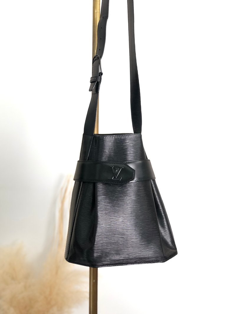 【 日本直送　名牌中古包 】LOUIS VUITTON ルイヴィトン エピ ショルダーバッグ ブラック レザー サックデポール vintage  xf77xg - 側背包/斜背包 - 真皮 黑色