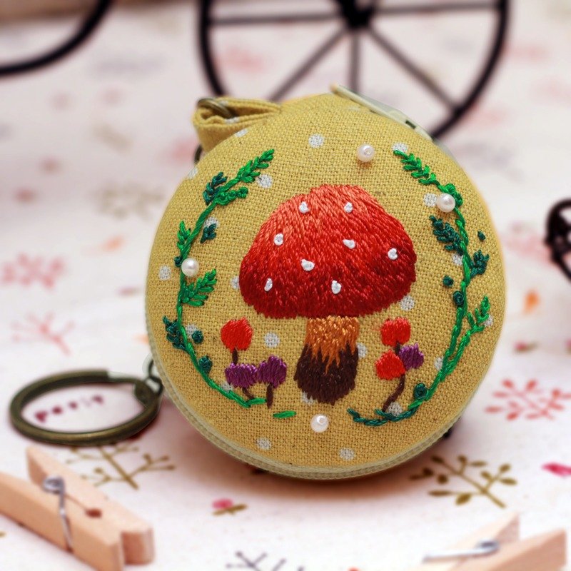 刺繡 ♥挖喜毒蘑菇♥ 馬卡龍零錢包 吊飾 鑰匙圈 手作 婚禮小物 - 捲線器/電線收納 - 繡線 橘色