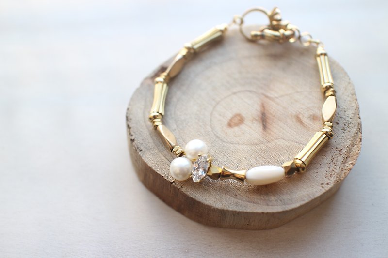 Winter snow~Pearls/ Zircon/ Brass handmade bracelet - Bracelets - Other Metals 