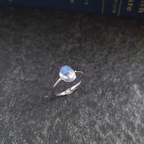 貝兒朵朵BearDoDo 初月 II。7X9mm藍月光石925銀戒指 戒圍可調
