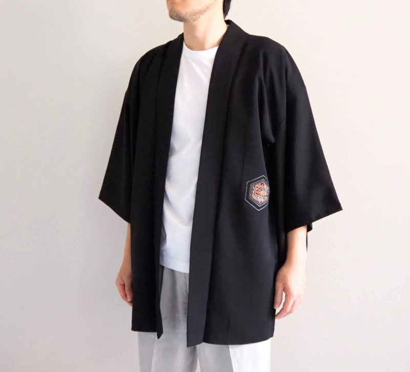 【日本製】柔軟真絲黑色羽織和服、日本男式黑色羽織、男女通用 - 帽T/大學T - 絲．絹 