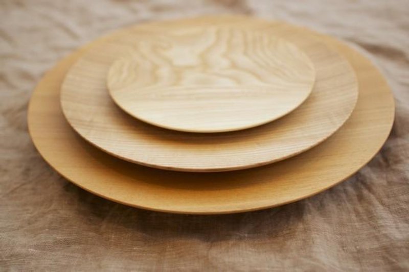 ろくろ挽きの木皿　栓（せん）の木　15cm - 碟子/醬料碟 - 木頭 卡其色