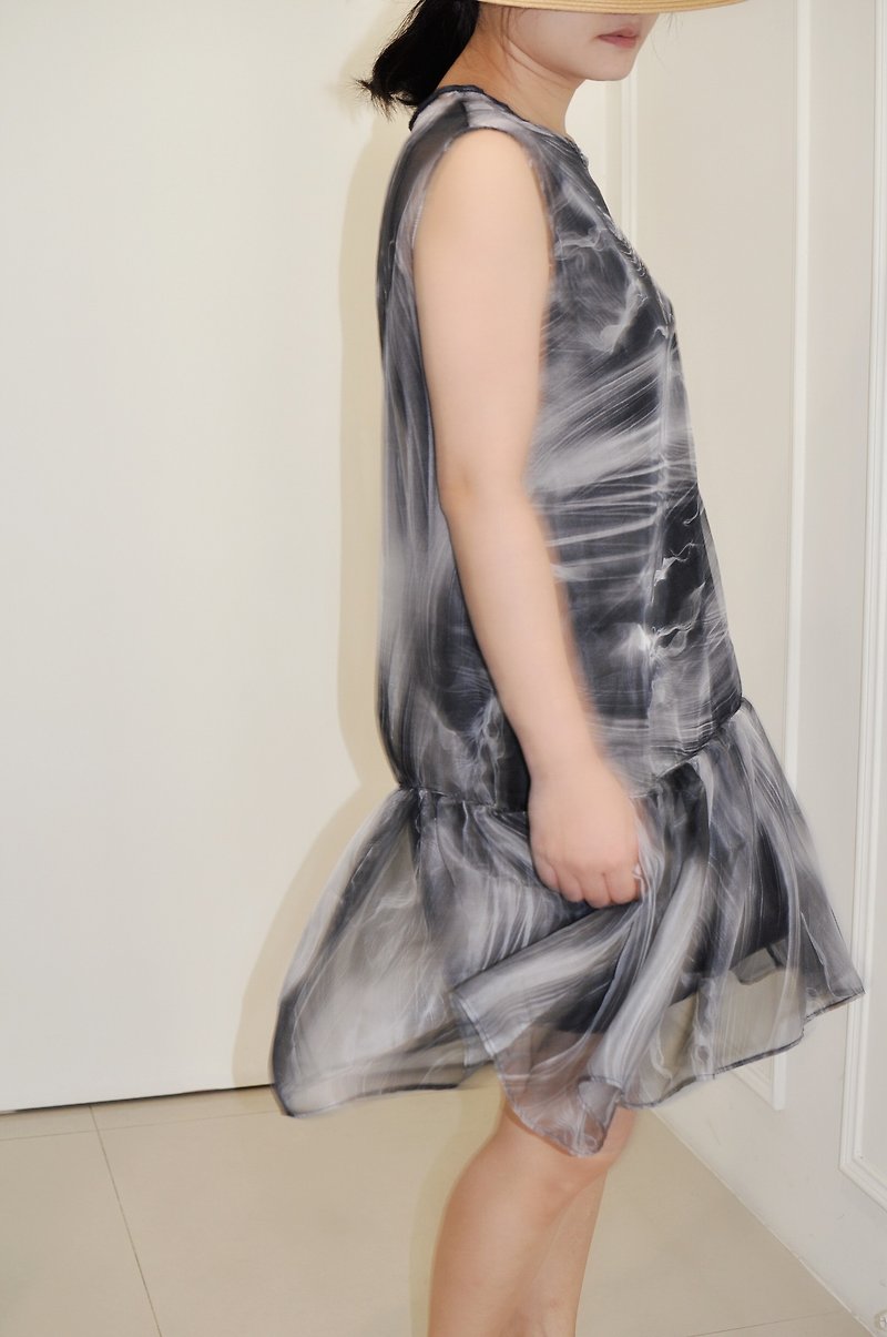 Flat 135 X Taiwan designer gray smoke totem transparent chiffon two-piece sleeveless dress - One Piece Dresses - Polyester Gray