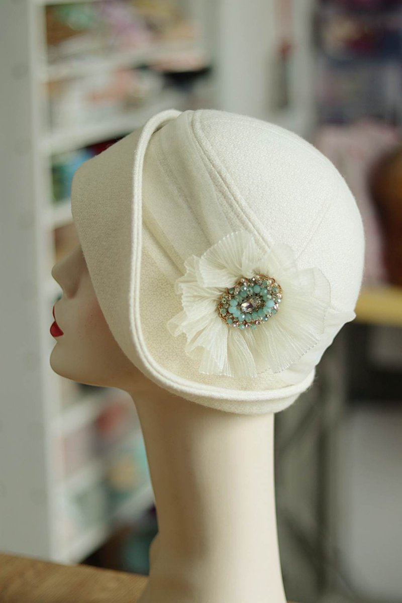 Versatile 1920s Cloche Hat - Hats & Caps - Other Materials 