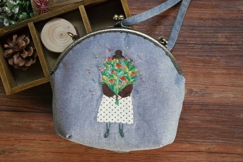 [絢爛花色] 手工刺繡 森女復古口金包 布藝斜挎包 - 側背包/斜背包 - 棉．麻 藍色