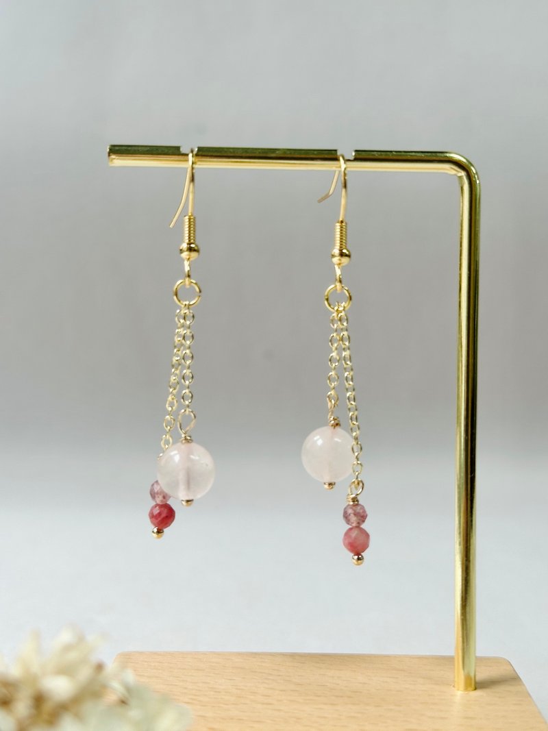 Can be changed to clip-on type - pink crystal rhodonite strawberry crystal natural crystal earrings/good popularity attracts peach blossoms - Earrings & Clip-ons - Crystal Pink