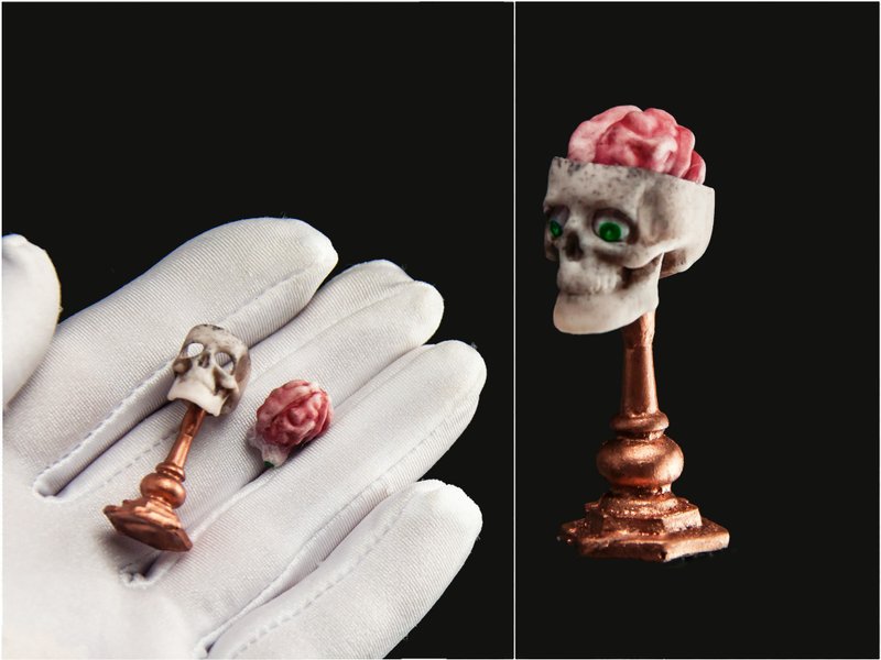 Tiny brain in a skull. Faux horror miniature for dollhouse or creepy diorama - 公仔/玩偶 - 其他材質 金色