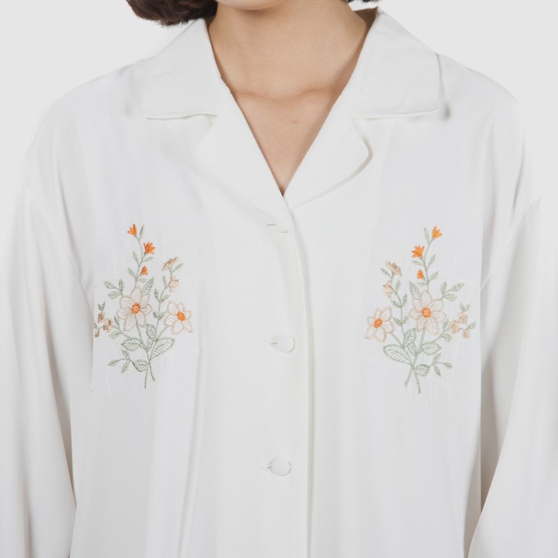 [Egg plant vintage] autumn flower embroidery embroidery shirt - Women's Shirts - Polyester White