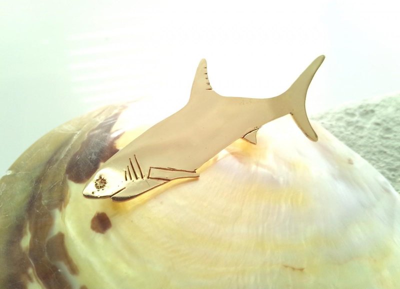 Small shark ☆ Brass brooch ☆ - เข็มกลัด - เครื่องเพชรพลอย สีทอง
