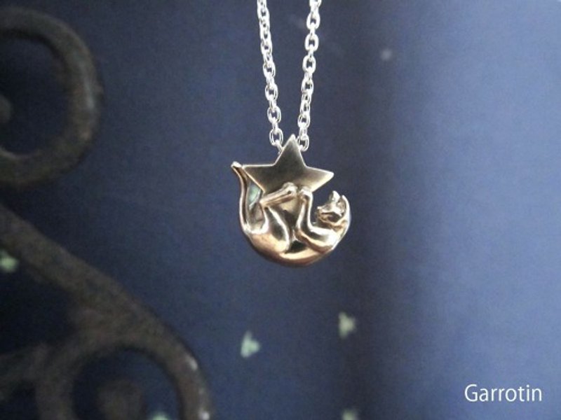 Cat pendant playing with stars - Necklaces - Other Metals 