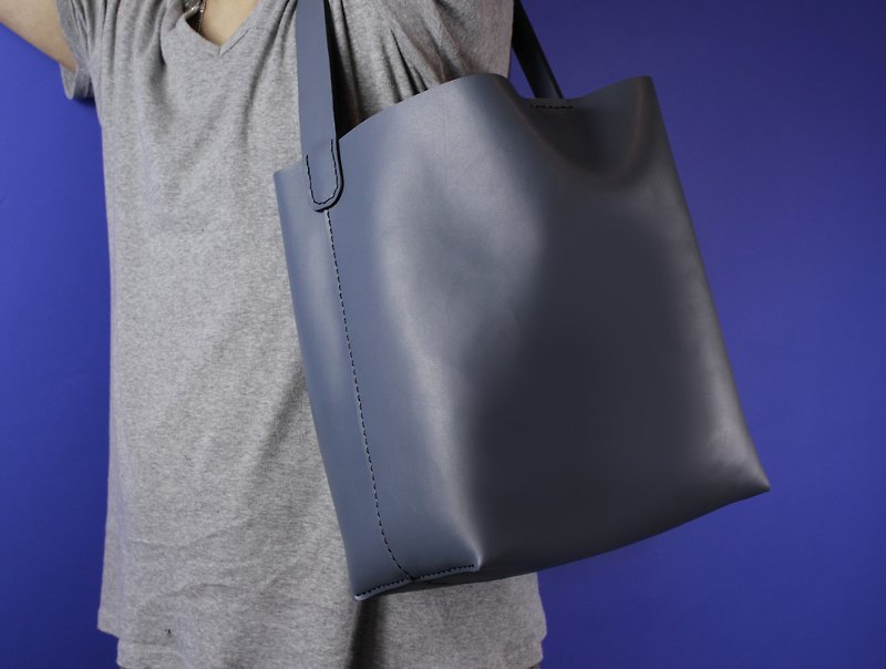 Zemoneni lady leather shoulder bag in grey color - กระเป๋าแมสเซนเจอร์ - หนังแท้ สีเทา