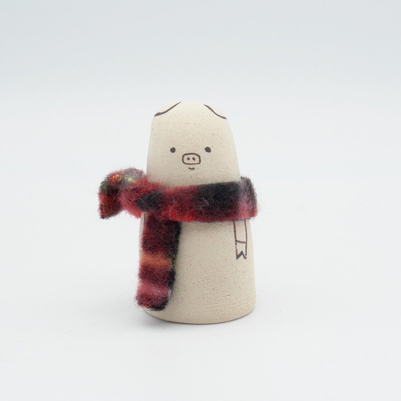 手作り陶人形　マフラーをしたぶたさん - 擺飾/家飾品 - 陶 卡其色