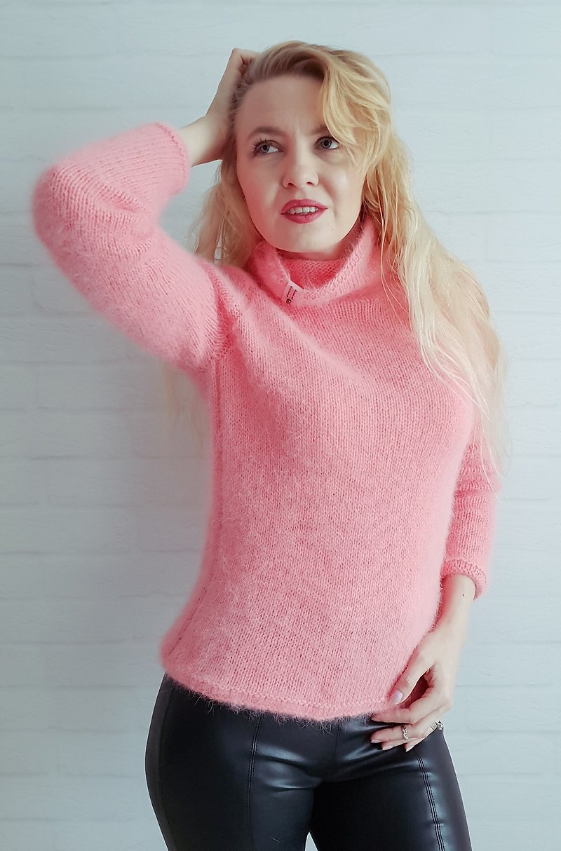 繊細で暖かく、ふわふわのニット アンゴラ タートルネック セーター。カラーはピンク。 - ニット・セーター - ウール ピンク