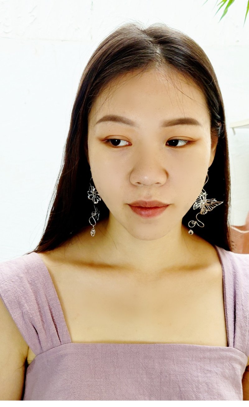 Fluttering Butterfly Swing/ Asymmetric Earrings. - ต่างหู - ทองแดงทองเหลือง ขาว