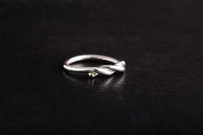單結2號 純銀戒指 Knot Tying Ring - 戒指 - 純銀 銀色