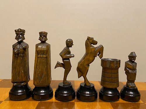 OneMoreDeal Running bishop chess set from GDR, 1965