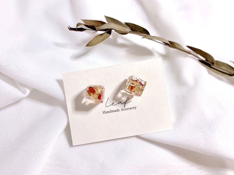 Leaf design / Pandora rose dry flower / resin gem earrings - ต่างหู - เรซิน สีแดง