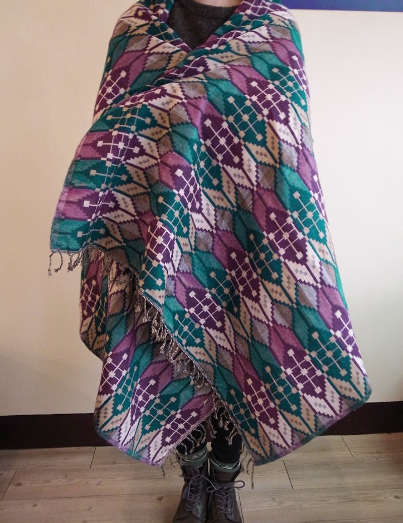 【樂拍子】尼泊爾手編 披肩 圍巾 大圍巾（箭頭圖騰－藍+紫） - 絲巾 - 其他材質 藍色
