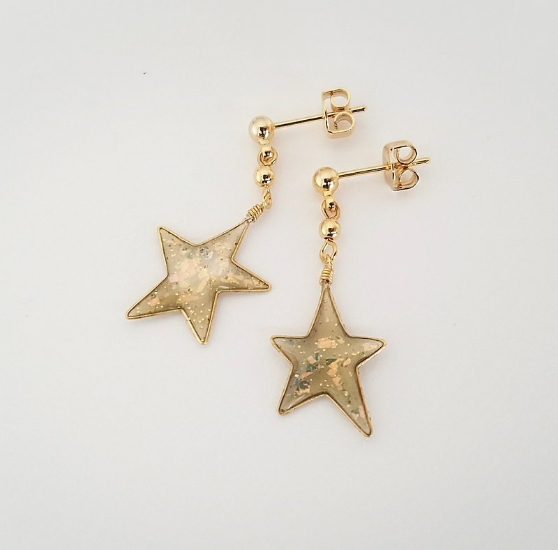 gold twinkle little star pierced or clip-on earrings - ต่างหู - เรซิน สีทอง