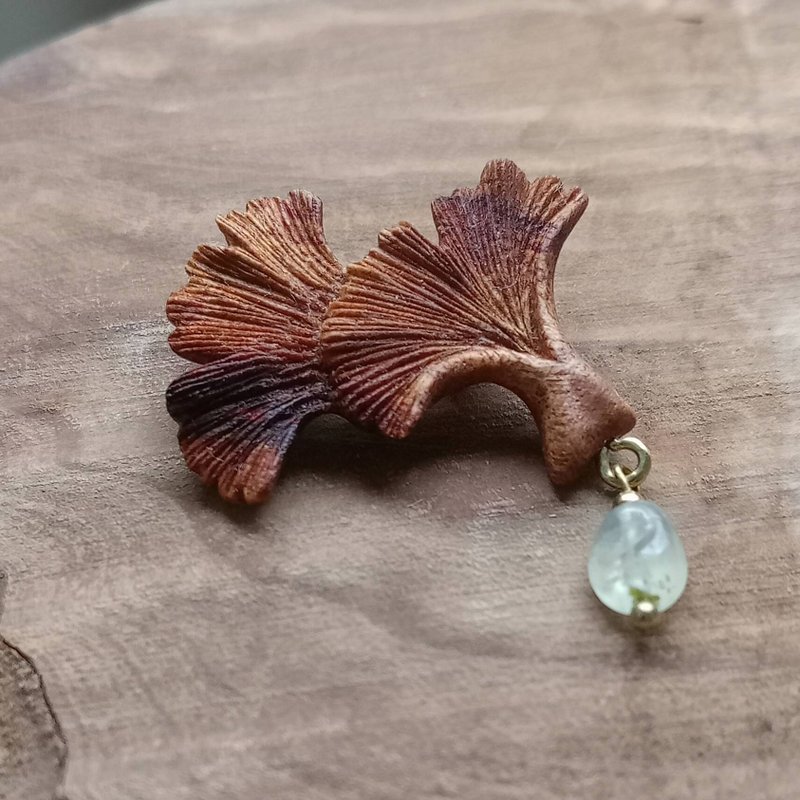 Hand carved ginkgo Stone prehnite brooch - เข็มกลัด - ไม้ สีนำ้ตาล