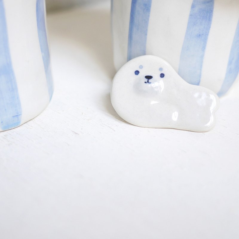 Planking Seal brooch blue - Brooches - Porcelain White