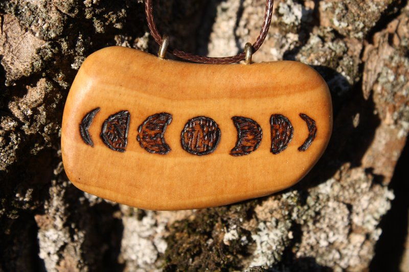 Moon phases Ellipse moon Moon Face Pendant Birch burl wood Talisman Mascot Amule - 項鍊 - 木頭 