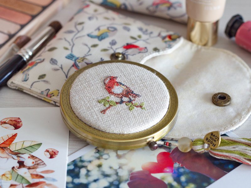 Compact mirror with petite point hand embroidered Bird - กรอบแว่นตา - วัสดุอื่นๆ หลากหลายสี