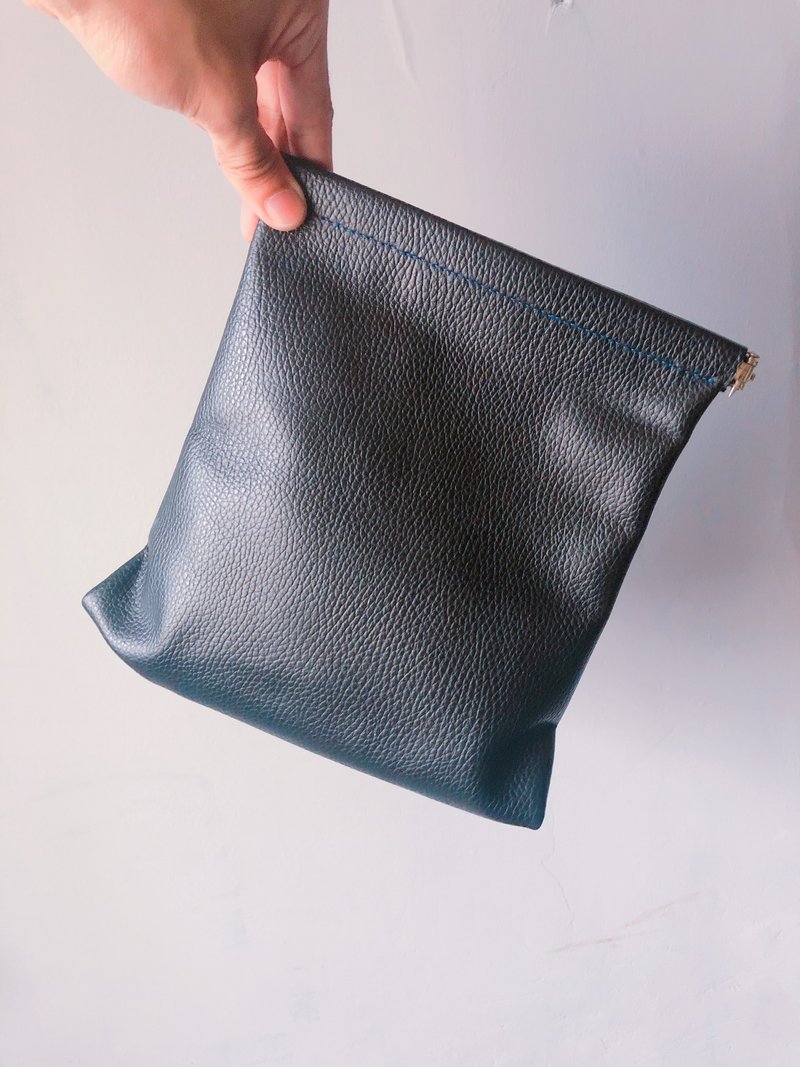 Leather paper bag clutch - กระเป๋าถือ - หนังแท้ สีดำ