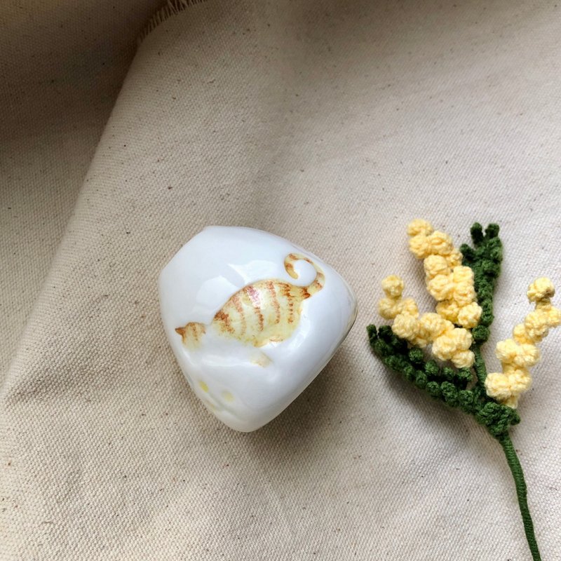 Flowers, plants and cats/hand-squeezed ceramic vase/orange cat on white background - Pottery & Ceramics - Porcelain Multicolor