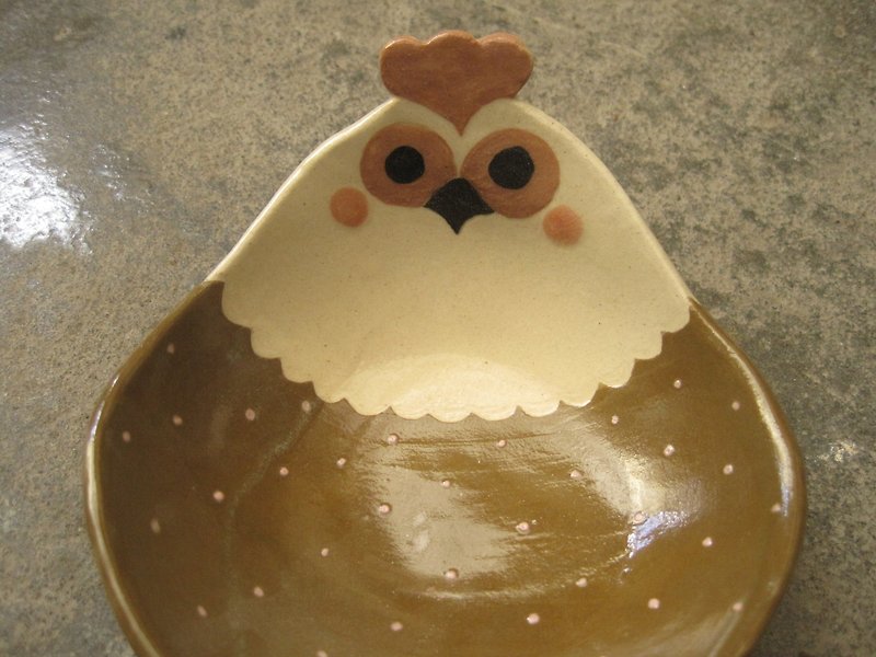 DoDo Hand-made Animal Shaped Bowl-Doudou Chicken Shallow Bowl (Coffee Pink Dot) - ถ้วยชาม - ดินเผา สีนำ้ตาล