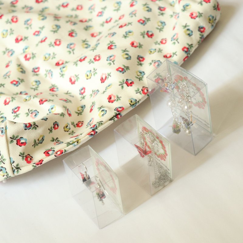 Goody Bag - Lucky Bag Set - Flora with 3 boxes of crane accessories (Random Pattern) - กระเป๋าแมสเซนเจอร์ - ผ้าฝ้าย/ผ้าลินิน สีแดง
