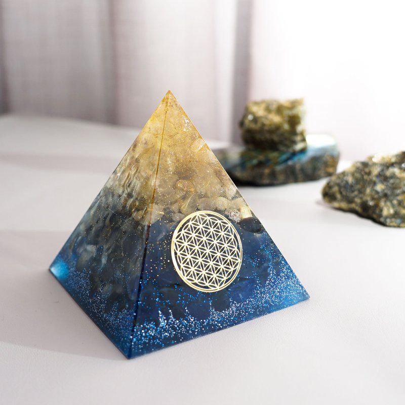 預訂【金髮晶、藍瑪瑙】奧根水晶能量金字塔Orgonite 8x8 cm - 擺飾/家飾品 - 水晶 多色