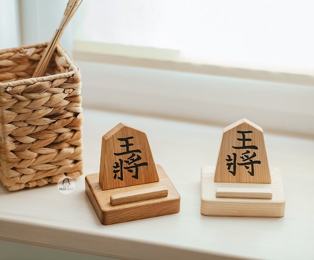 木製スマホスタンド、将棋ファンへのギフトアイデア、手作りの日本の