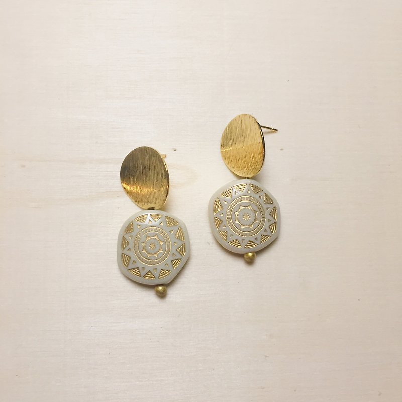 Vintage beige magic circle brushed earrings - ต่างหู - เรซิน ขาว