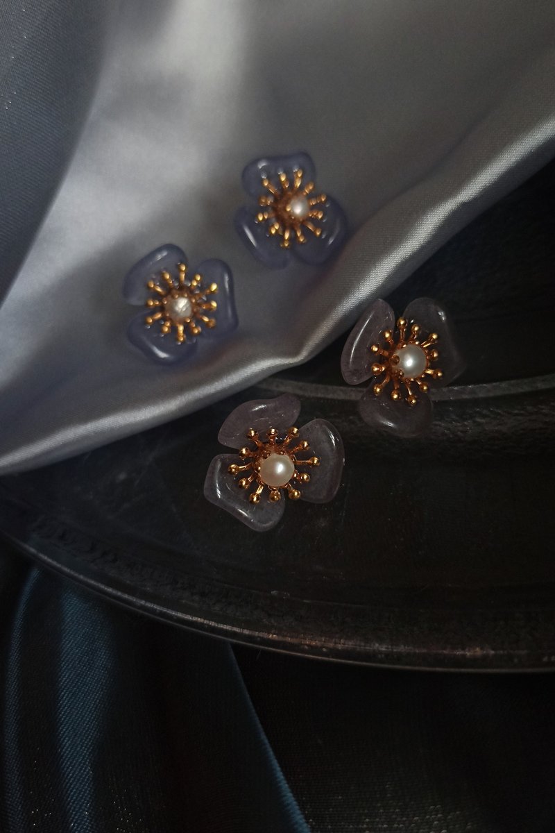 淡水パール三弁花ピアス ブルー/グレー - ピアス・イヤリング - 真珠 多色